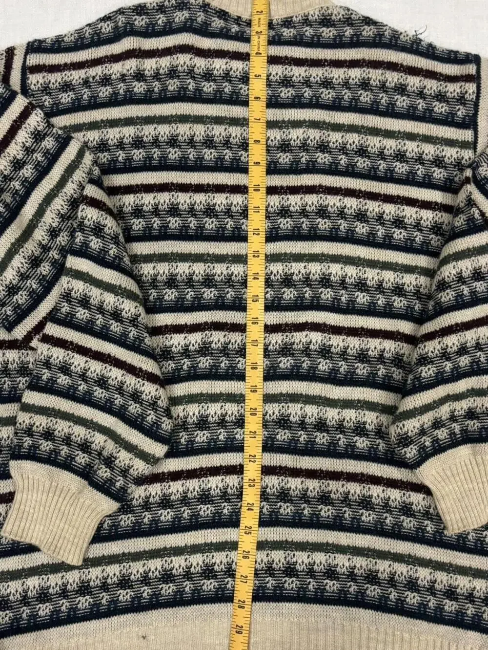 Vintage sweater, fits closer to a size large/ xtra large